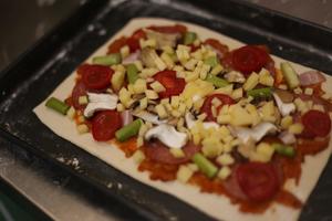 芦笋蘑菇菠菜素食薄底披萨的做法 步骤8