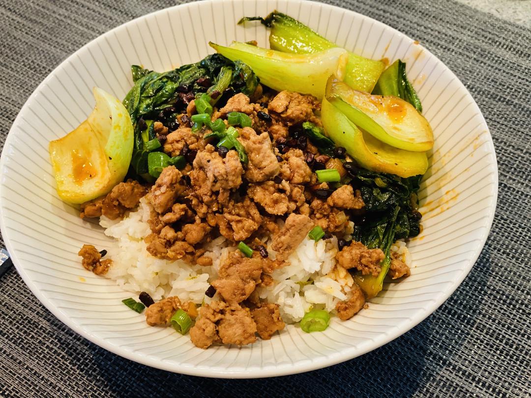 不一样的油菜肉沫米饭