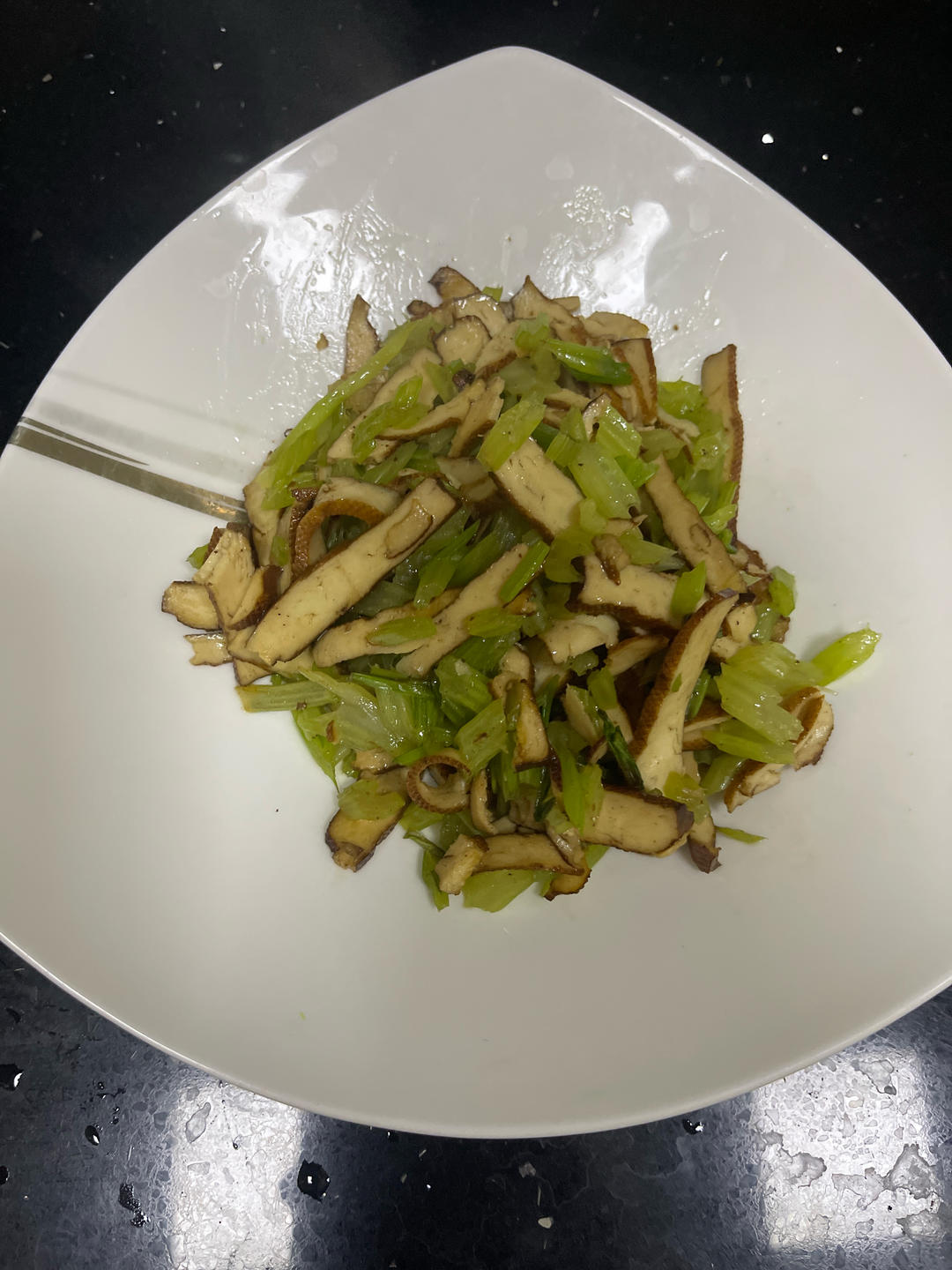 午餐晚餐简单快手下饭菜芹菜炒香干