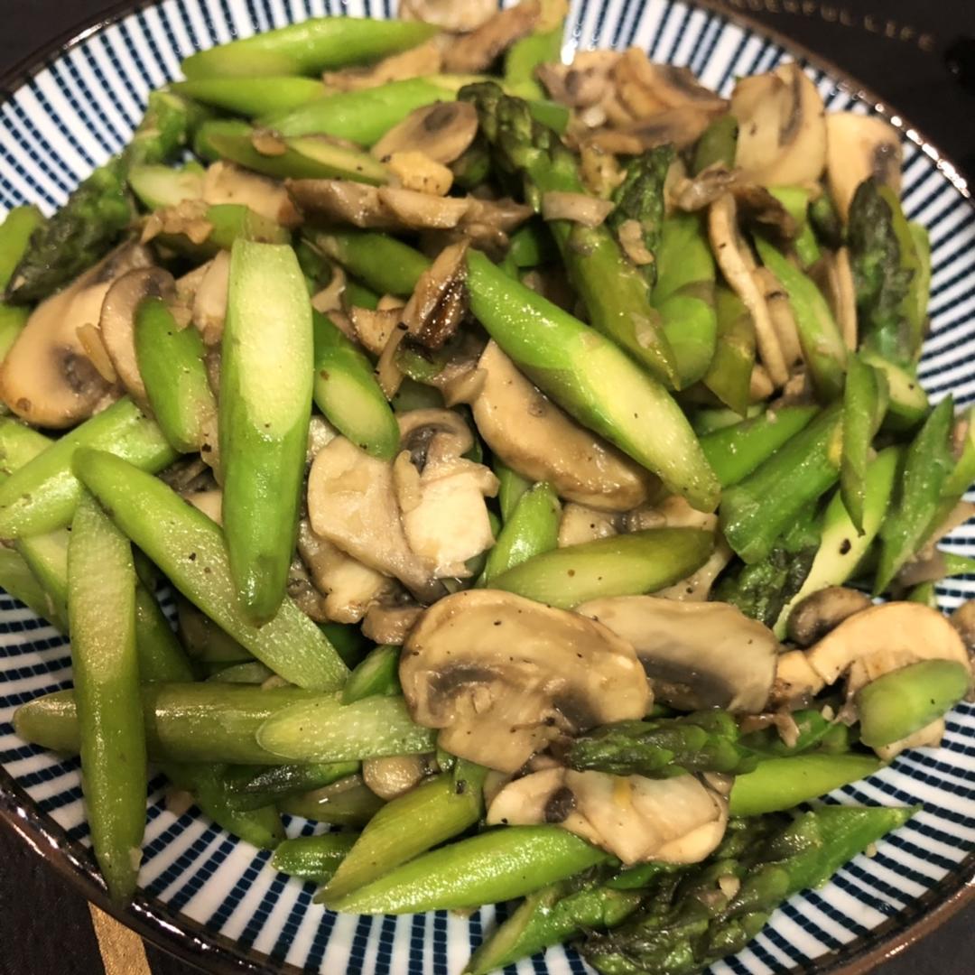 点击率超五十万的                    芦笋炒蘑菇