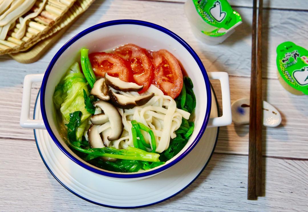 温暖向阳sunny做的时蔬鸡汤面