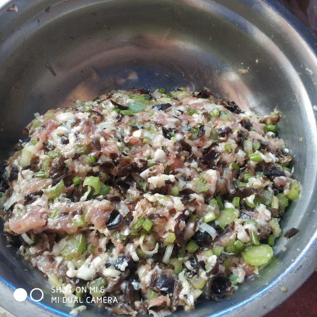 芹菜木耳鲜肉水饺