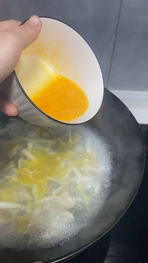 海鲜菇鸡蛋汤的做法 步骤4