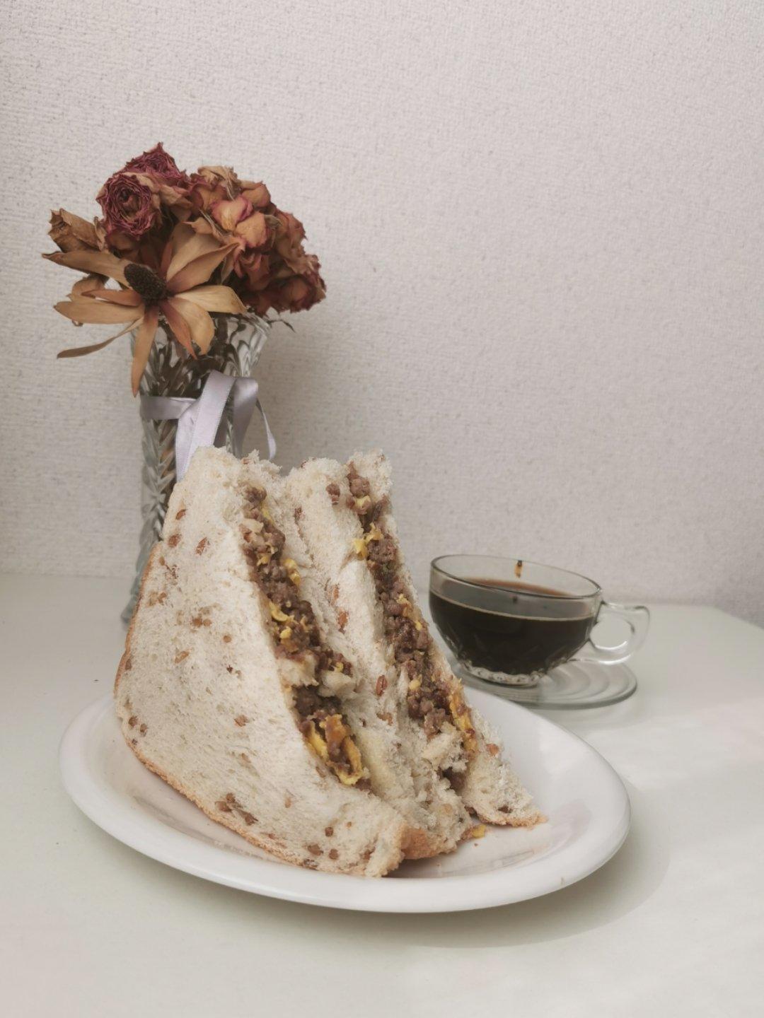 鸡蛋牛肉三明治