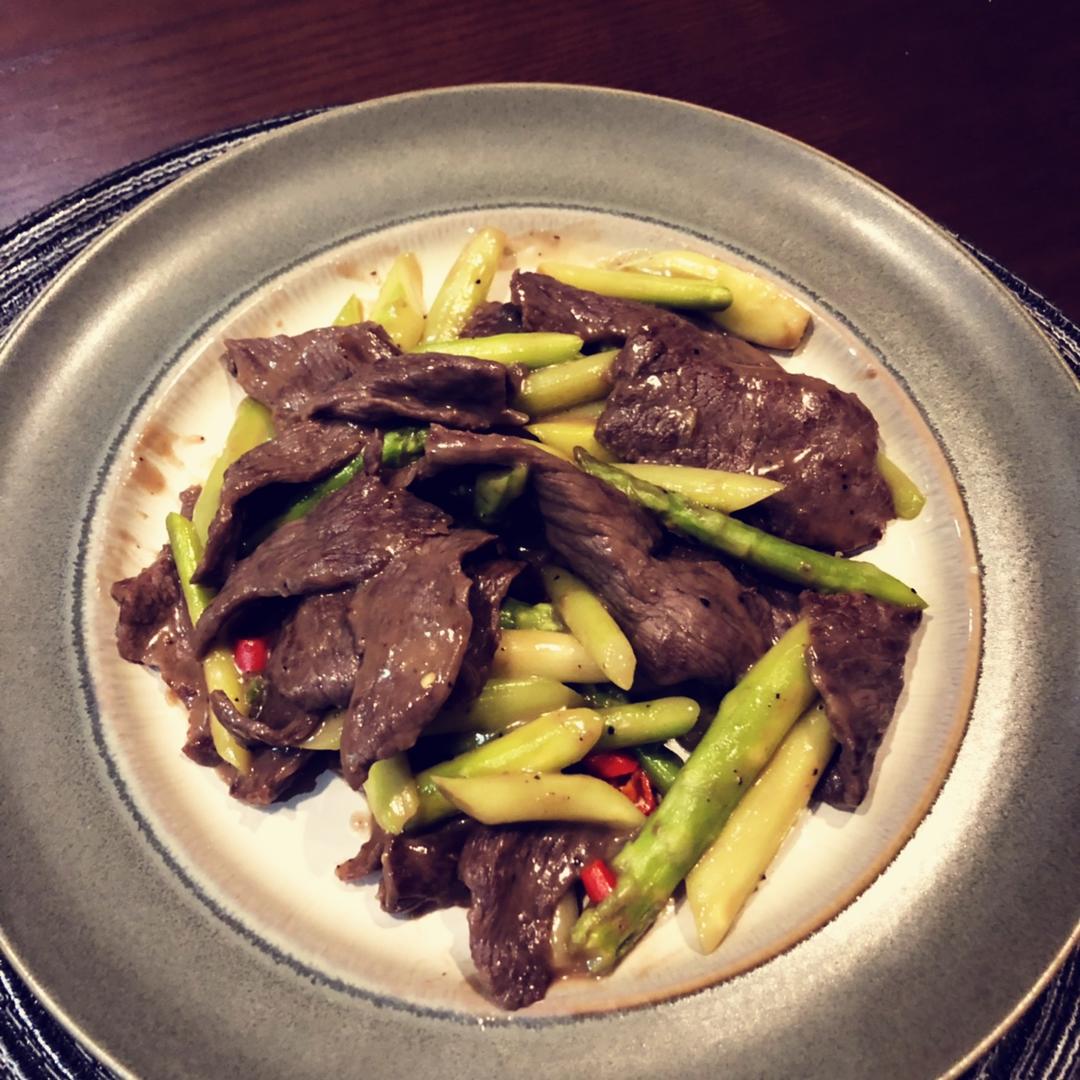 黑椒牛肉炒芦笋