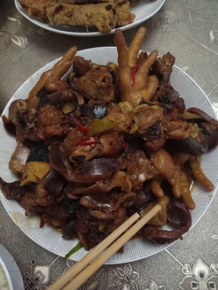 十几年不吃鸡肉的人吃了一盘子的小鸡炖香菇