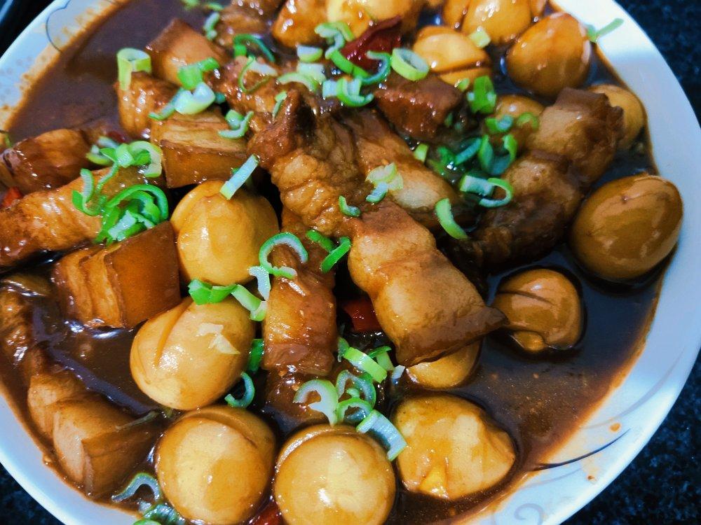 加了鹌鹑蛋后，这盘红烧肉，美味的逆天啦——鹌鹑蛋烧肉（孔瑶食谱）