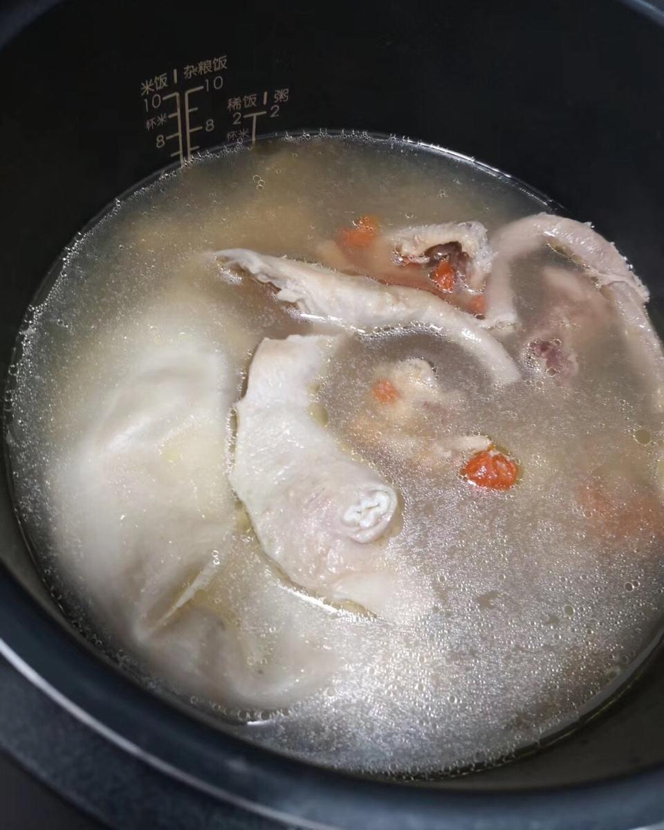 厨师长教你：“猪肚鸡汤”的家常做法，味道鲜美汤汁浓白