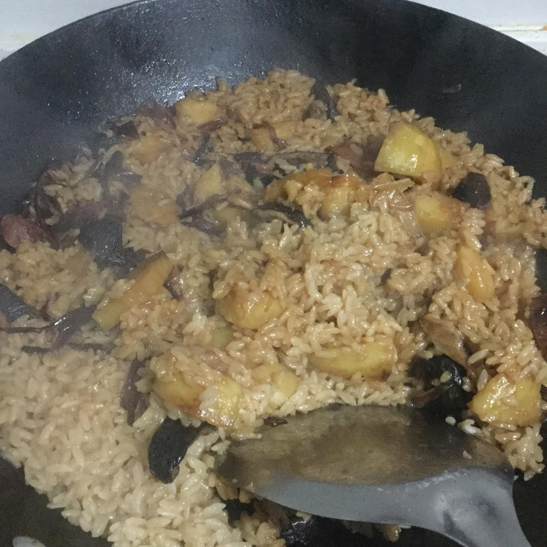 香菇腊肠土豆焖饭