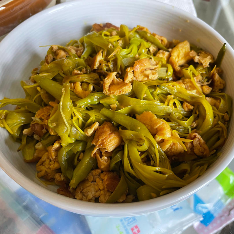 黄花菜炒蛋👉🏻赛螃蟹的味道