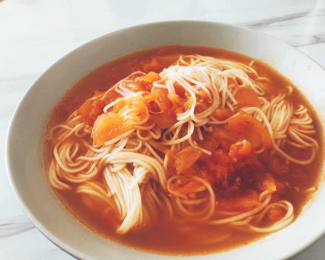 西红柿热汤面的做法