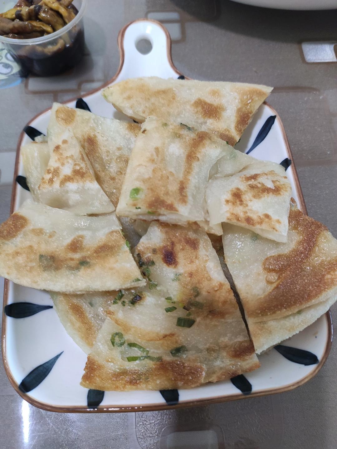 家常葱油饼 柔软多层 凉了也不硬 附细节视频详解