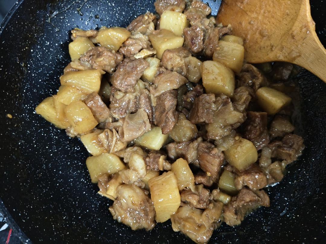 萝卜焖牛腩 （好吃得可以摆摊了）