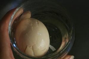 十秒钟快速剥鸡蛋——手不碰就能剥出光滑白嫩鸡蛋的做法 步骤4