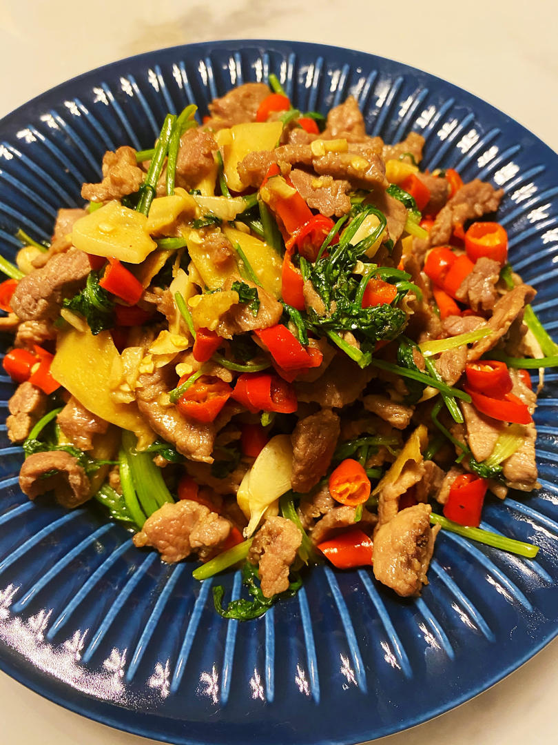 〈小炒黄牛肉〉，这个太好吃了。欣小厨 😉