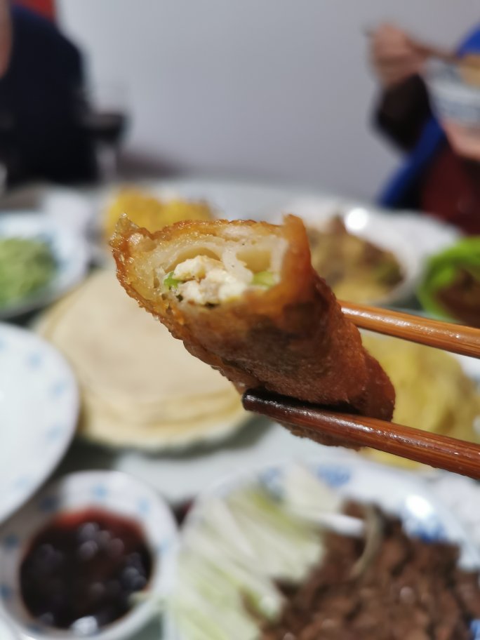 剩下的饺子皮除了做包子还可以这样吃，宝宝辅食之自制饺子皮版春卷