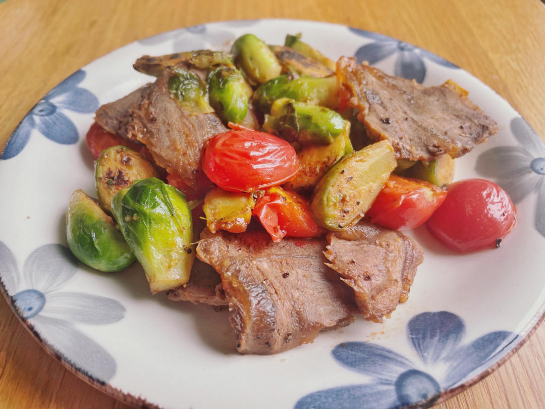 减脂餐：孢子甘蓝炒牛肉小番茄
