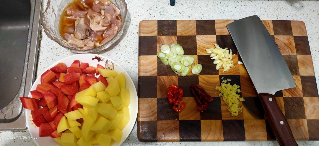 鸡腿炖土豆 上桌秒空盘 汤都喝干了！