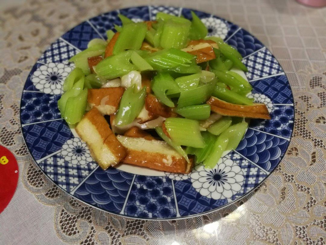 西芹炒香干