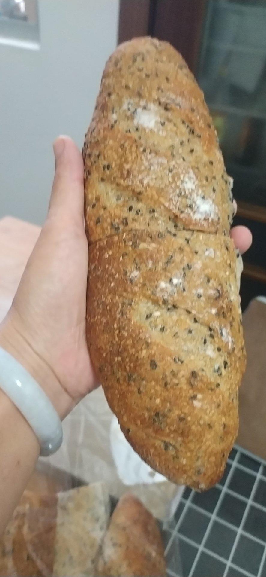 波兰种的芝麻小法棍也太好吃了吧！！！