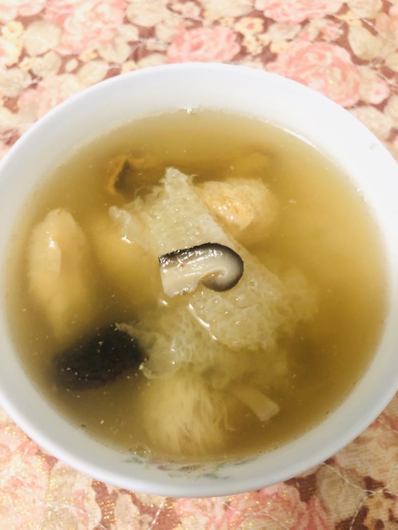 竹荪鲜鲍鸡汤