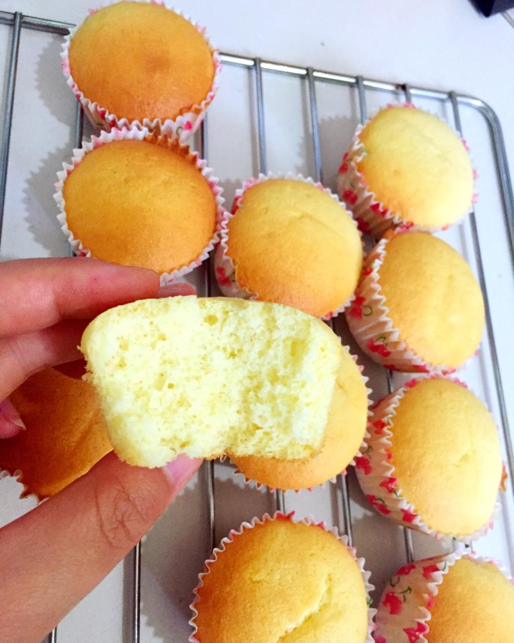 全蛋法打发原味海绵杯子蛋糕