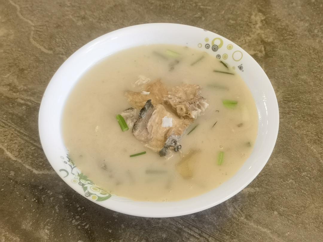 乳白鱼骨汤