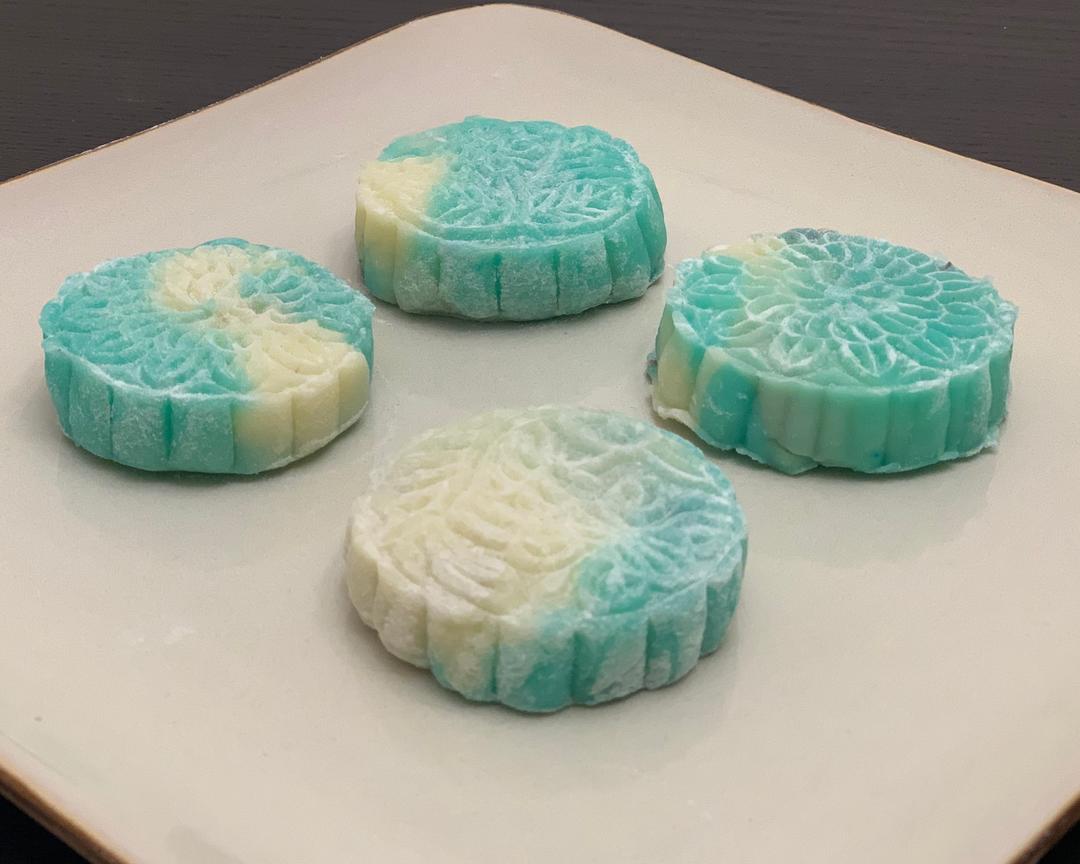 一袭青衣飘然而至的简单易做高颜值好吃不腻的冰皮月饼的做法
