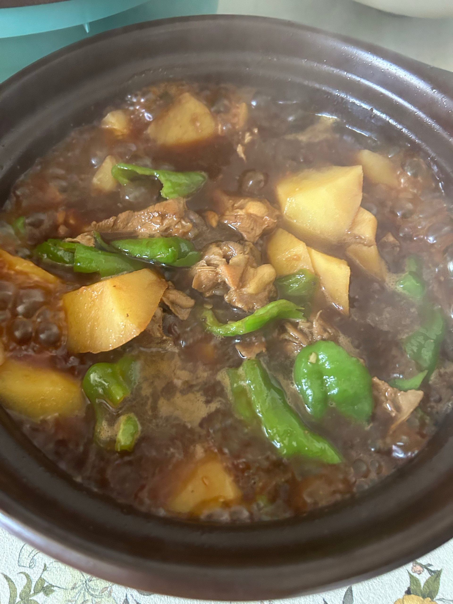 砂锅炖鸡腿土豆的做法