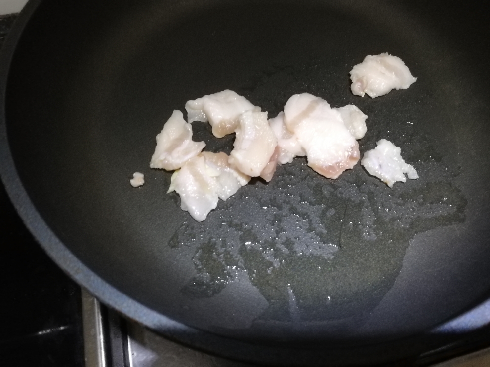 一人食：五花肉包菜冬菇焖饭的做法 步骤2