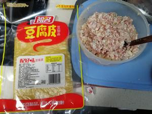 豆腐皮包肉的做法 步骤2