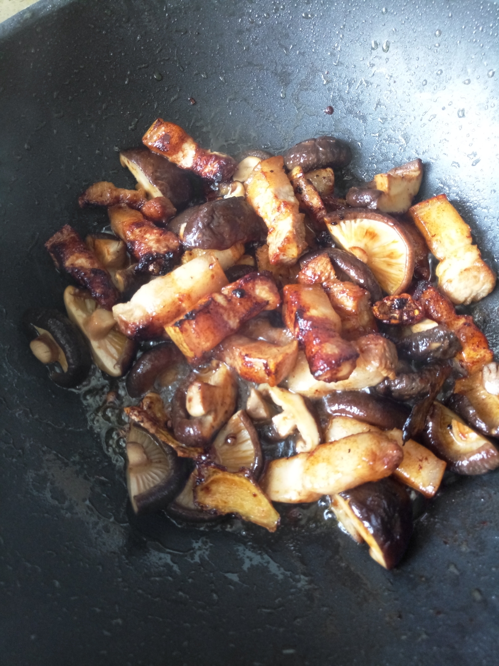 香菇焖五花肉的做法 步骤3