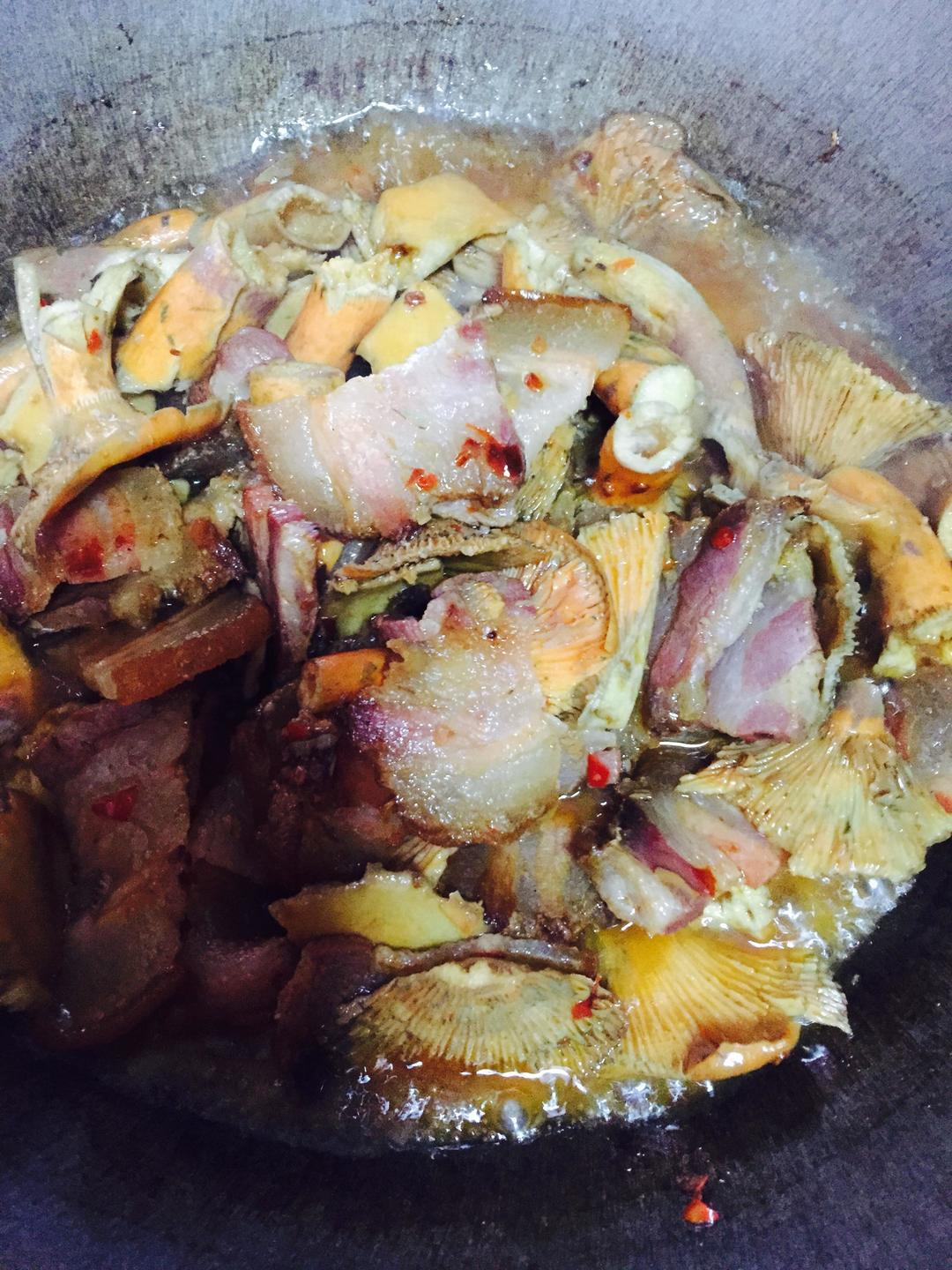 丛树菌烧腊肉的做法 步骤2