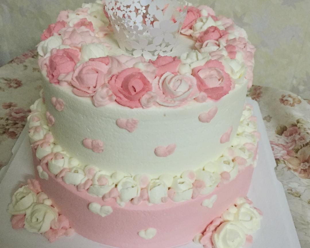不加滤镜也超美的婚礼蛋糕~