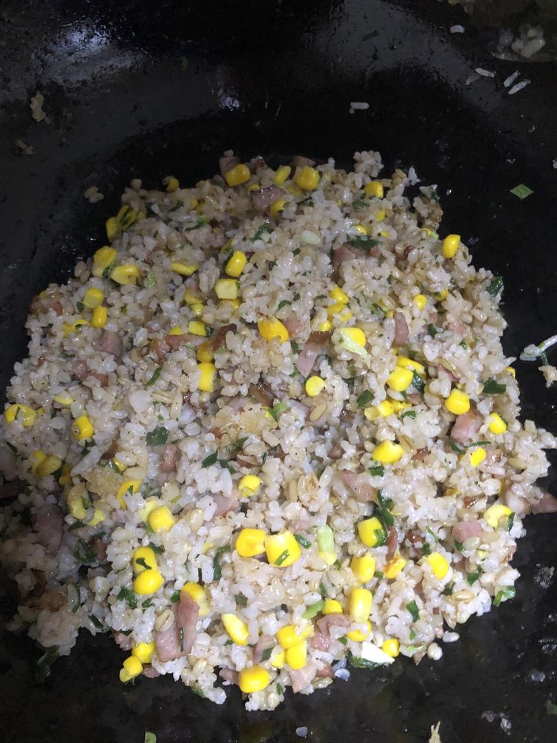 玉米胡萝卜火腿鸡蛋炒饭