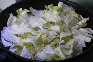 梅菜肉炒包菜/土豆的做法 步骤2