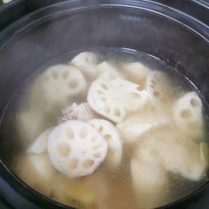 巨简单又巨好喝的排骨藕汤（直接煮就行）的做法 步骤7