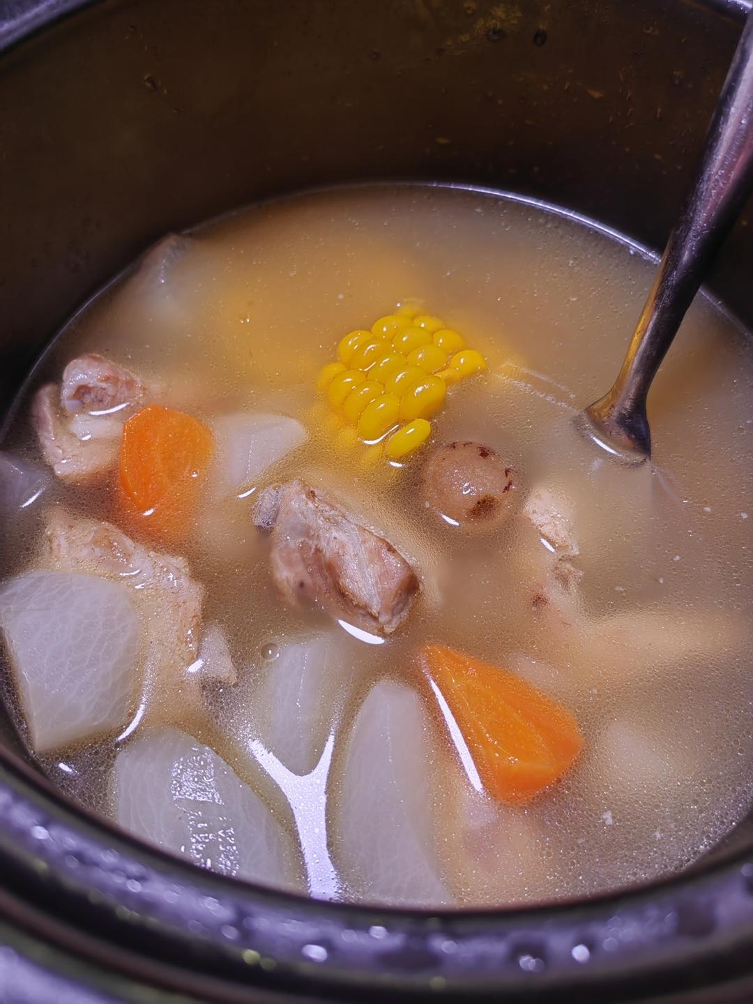 滋补养生 —— 玉米胡萝卜清炖排骨汤🌽