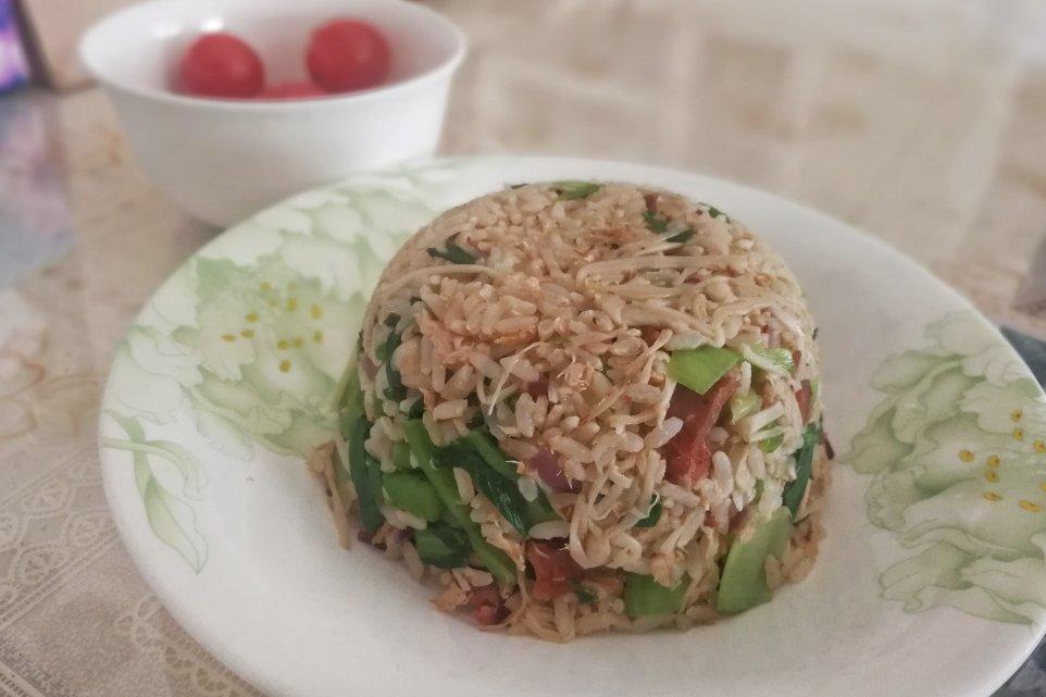 金枪鱼洋葱炒饭