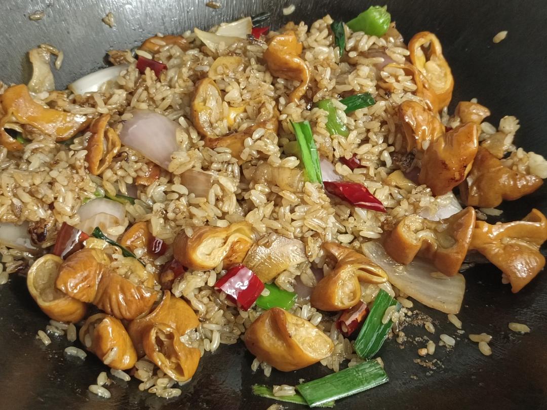 干锅肥肠炒饭的做法