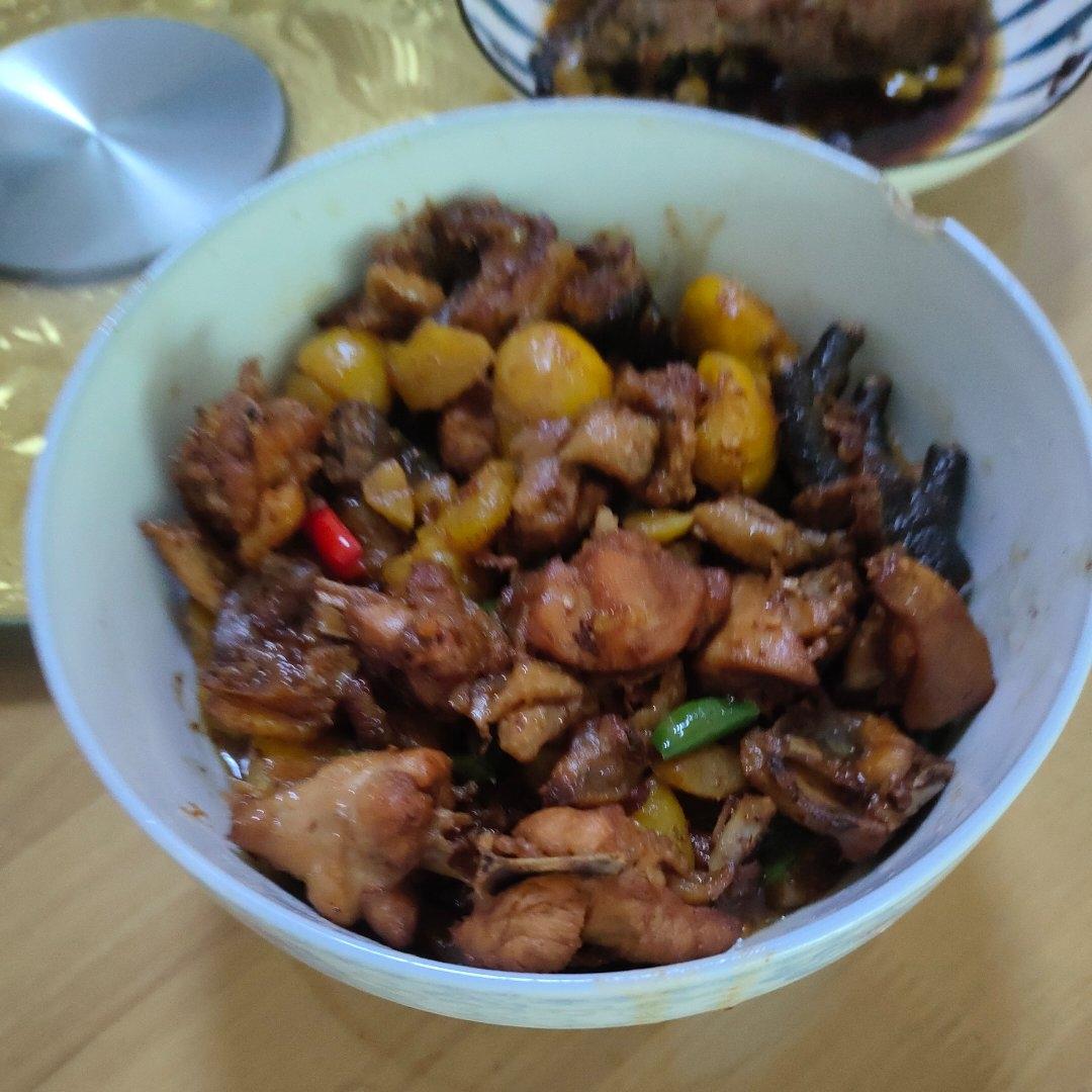 厨师长教你：“板栗烧鸡”的家常做法，咸鲜美味，汤汁浓郁
