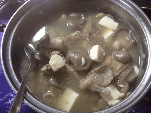 菌菇豆腐排骨煲
