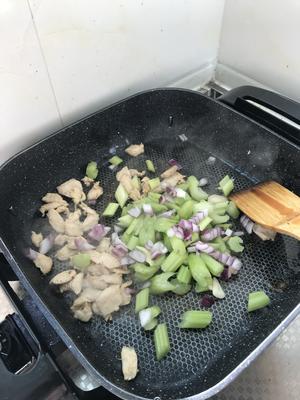 芹菜炒鸡肉的做法 步骤12