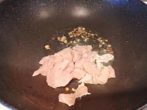 两人三餐四季-香菇鸡肉炒荷兰豆的做法 步骤4