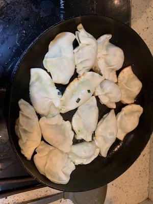 简单又美味的水煎饺子（韭菜鸡蛋豆腐馅料制作过程)的做法 步骤7