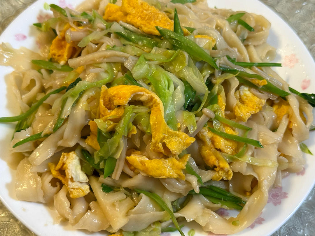 圆白菜炒刀削面