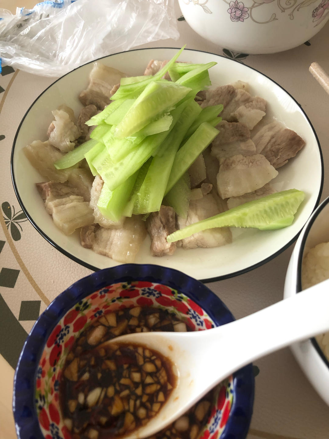 秘制蒜泥白肉（入口即化，不好吃你来打我）