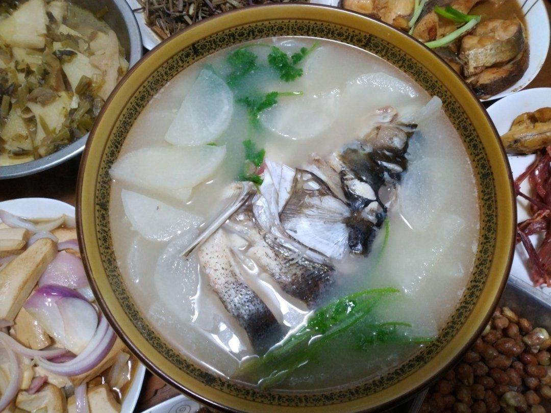 梦幻女兵做的鱼头萝卜汤
