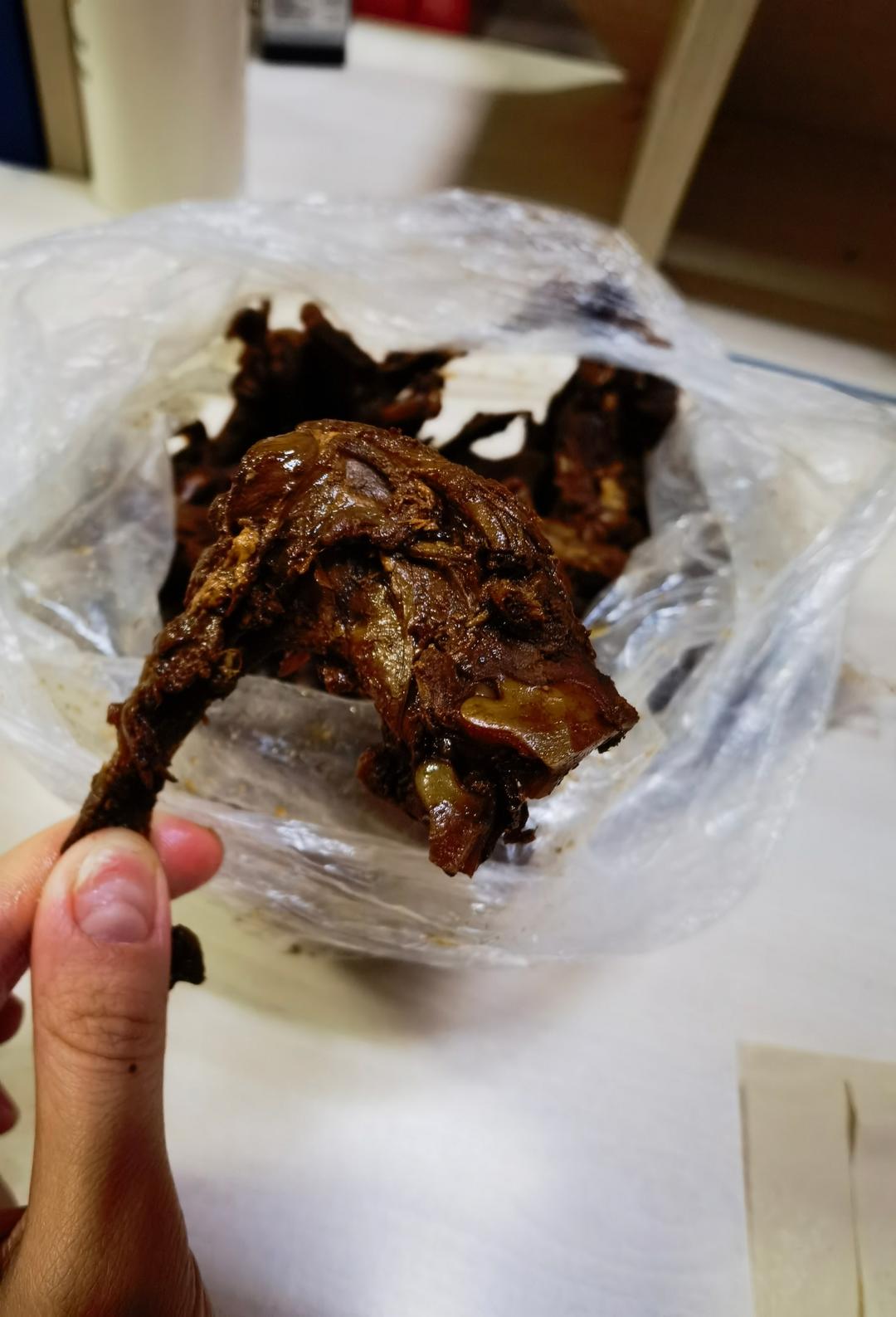 味道跟周黑鸭一样一样的，但更卫生更省钱的卤鸭架