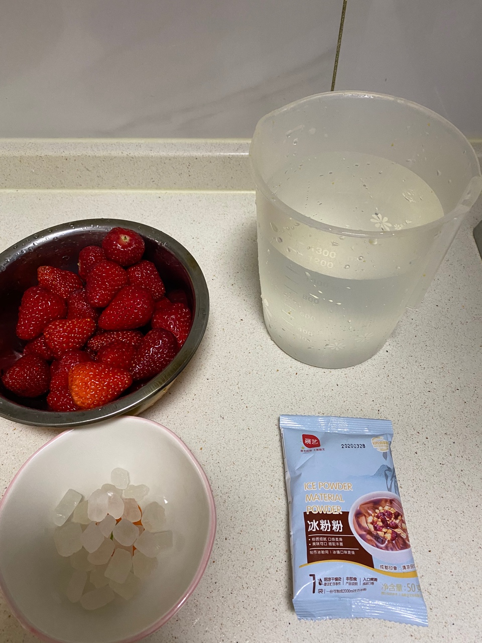 草莓冻撞奶的做法 步骤1